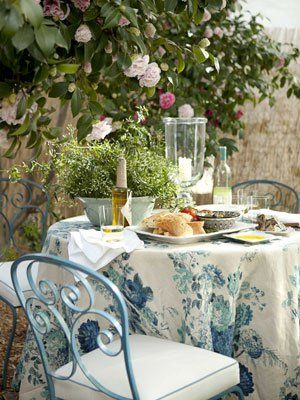 Round, airily decorated tables are the preferred for Garden Parties. They are placed strategically around a clearing in the garden, planted and cut the way that it is specifically for the purpose of garden parties.